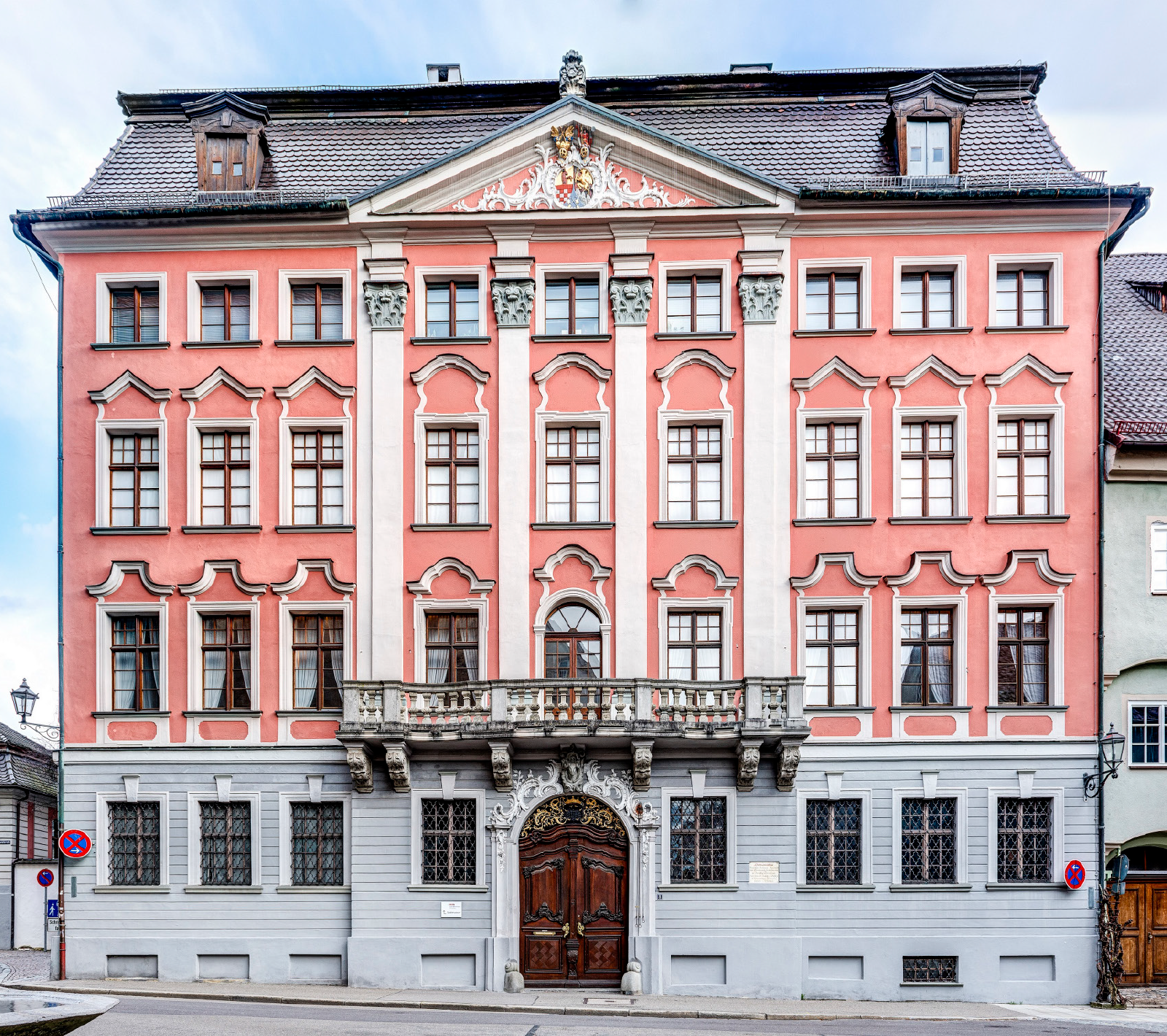 Die rosafarbene Fassade des barocken Stadtpalais, welches das Stadtmuseum und das Heimatmuseum Freudenthal-Altvater beherbergt.